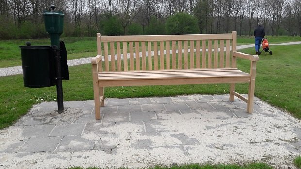 Teak tuinbanken bij Golfclub Holthuizen