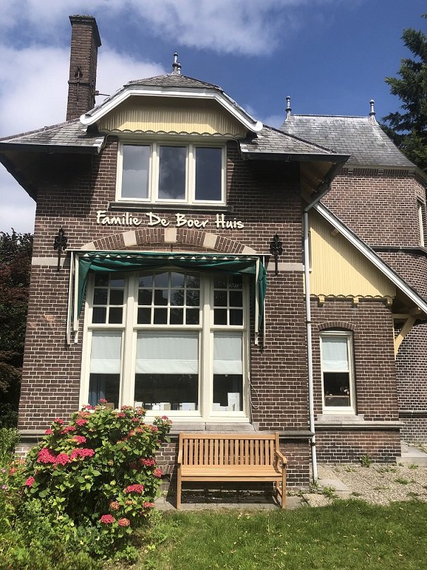Een tuinbankje voor het familie de Boer huis