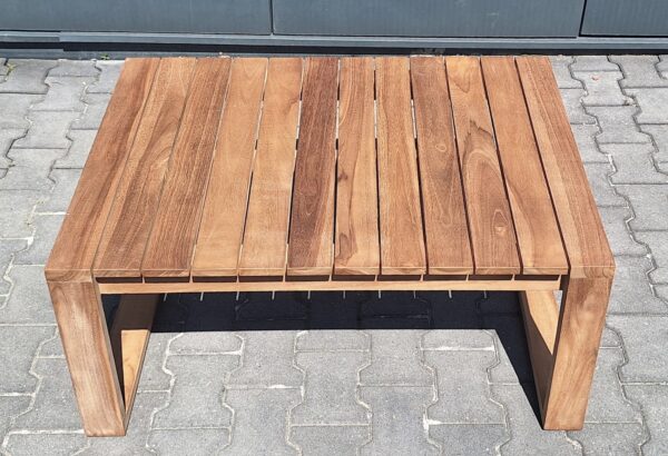 Teakhout is de beste houtsoort voor een tuintafel